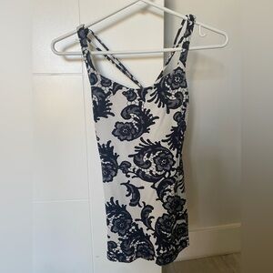Lululemon size 4 tank with pockets for bra inserts